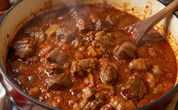 Welches Fleisch für Gulasch? Bild von einem Gulasch im Topf
