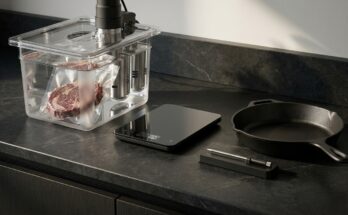 Moderne Küchenzeile mit Sous-vide-Stick, digitaler Waage und Thermometer